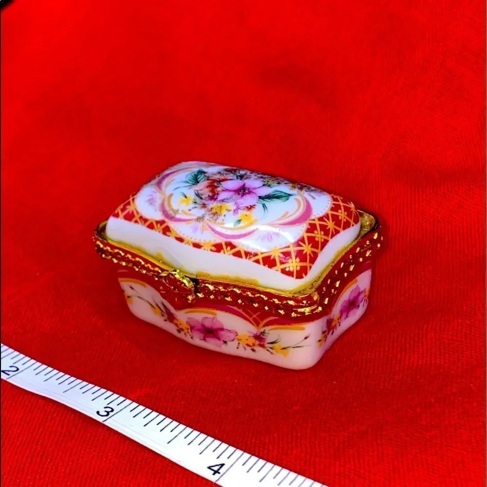 Small rectangle porcelain trinket box with no makers mark